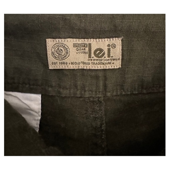 l.e.i. Utility Gear | Green Cargo Shorts - Picture 3 of 4